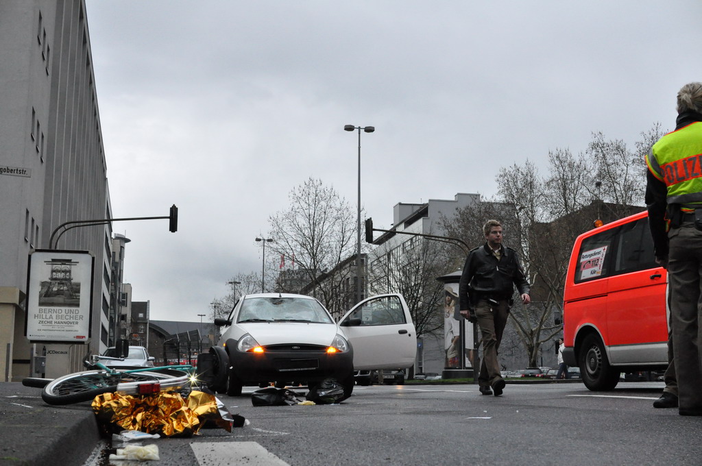 VU PKW gegen Rad Koeln Turinerstr P12.JPG